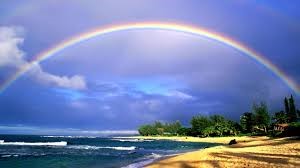 Grand arc-en-ciel sur un bord de plage